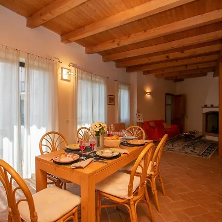 Villa Fosseno Sleeps 7 *